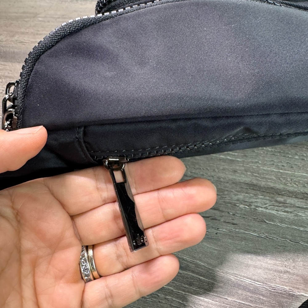 ALO Yoga Sleek Black Crossbody Bag - Picture 4 of 11